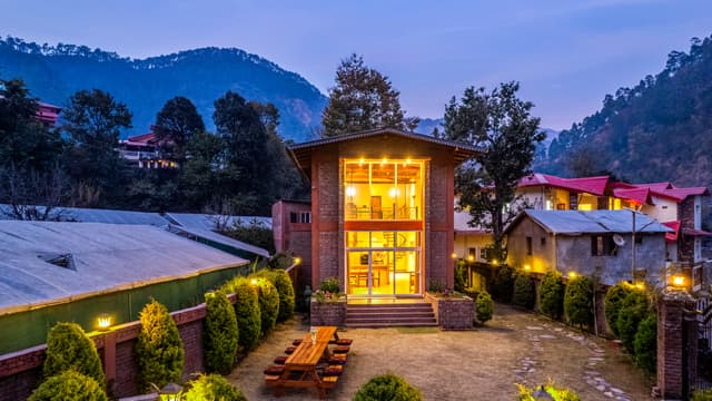 Casa Gaula | 4-BHK Cottage with  Lawn and Outdoor Sit-Out | 20 mins away from Bhimtal Lake | Pet-friendly, 2