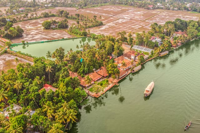 Palm Dale Deluxe Room |  Pet-friendly Heritage Retreat by the Backwaters with Garden & Restaurant, 3