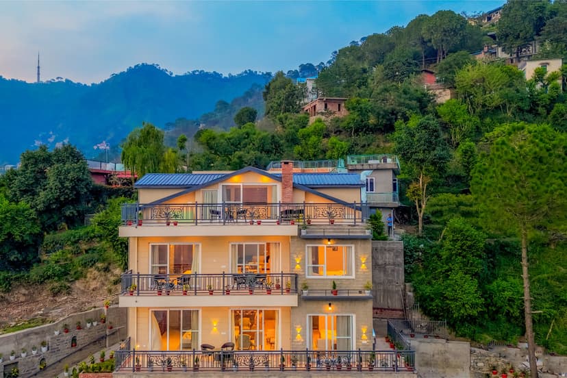 Konifer Rosewood | Hillside Attic Room With Balcony, Outdoor Seating & Shared Heated Pool