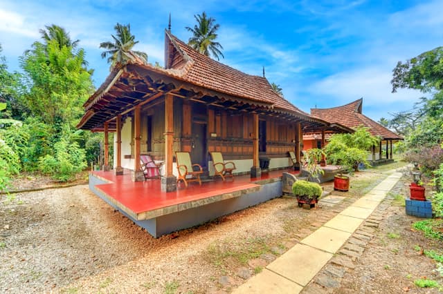 Palm Dale Deluxe Room |  Pet-friendly Heritage Retreat by the Backwaters with Garden & Restaurant, 2