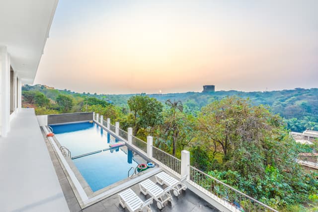 MidPoint Uno Suite | Pet-friendly 1-Room with Shared Outdoor Pool, Living Area & Entertainment Lounge | Lift Access, 2