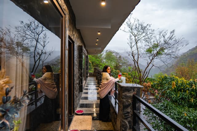 Zephyr Bliss | 1 Premium Room Featuring Shared Pool, Gym & Restaurant With Hill Views, 5