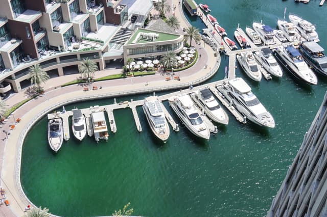 Spacious 2 BR in Dubai Marina with Balcony, 4