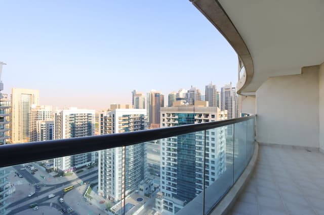 3BR with Marina Skyline Views, Near Mall & Metro, 5