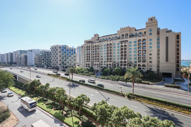 1BR in Palm Jumeirah | Walk to the Beach and Mall, 3