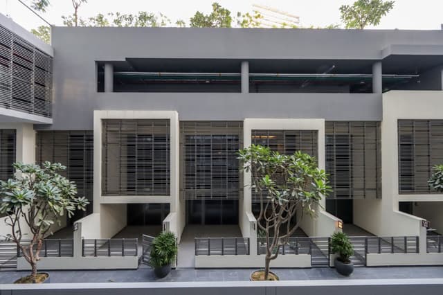 Modern Studio Near Dubai Mall, Walk to Dubai Canal, 4