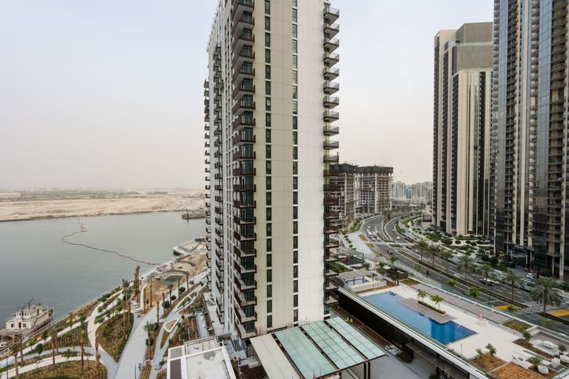 Waterfront 2BR with Dubai Skyline Views