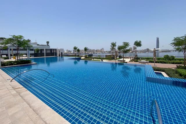 Waterfront 2BR with Dubai Skyline Views, 3