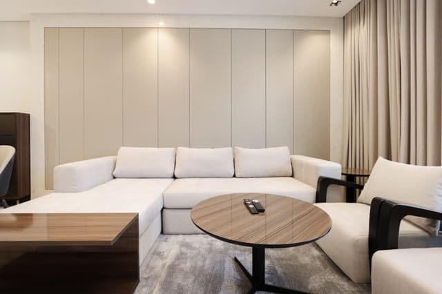 Chic 1B in Nobles | City Views & Prime Location, 5