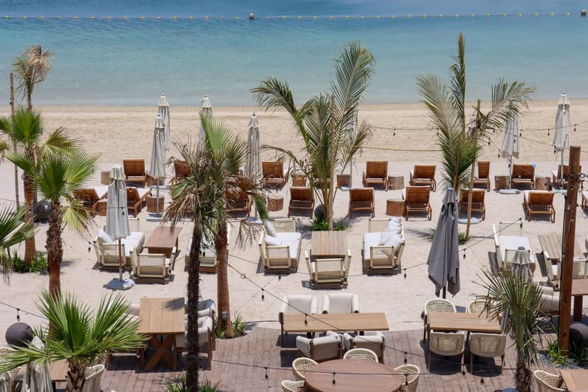 Beachfront Studio with Dining & Leisure Steps Away