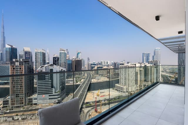 1BR Paragon Tower | Burj Khalifa & Canal Views, 3