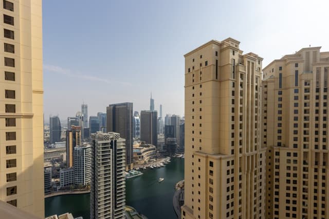 Bright 1BR with Marina & City Views, 4
