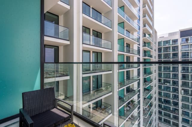 Elegant 1BR with Balcony & Skyline Views, 4
