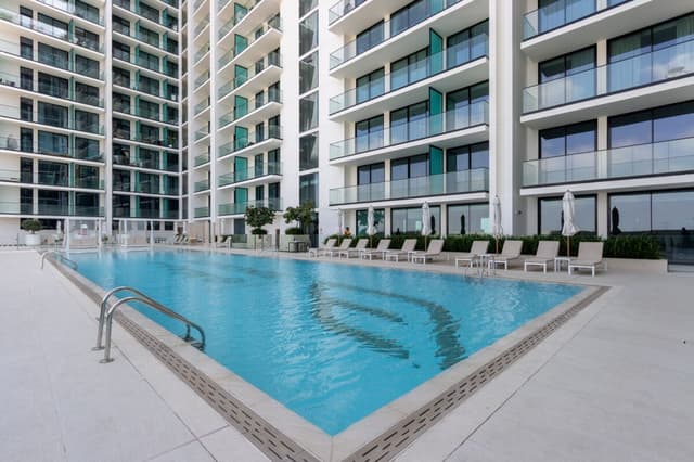 Elegant 1BR with Balcony & Skyline Views, 3