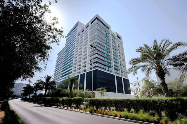 Elegant 1BR with Balcony & Skyline Views, 5