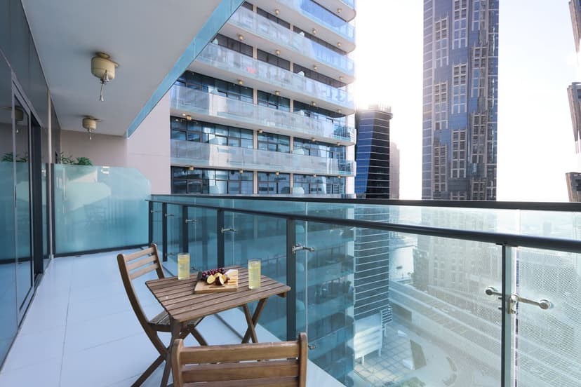 Bright 1 BR Suite In Merano Tower