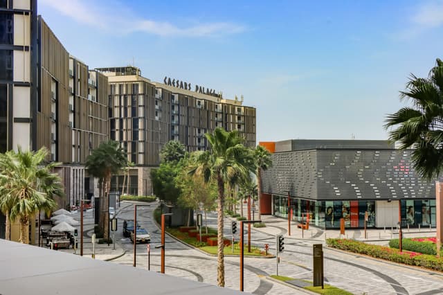 Upgraded 2BR | Near Shopping & Dining Hubs, 4