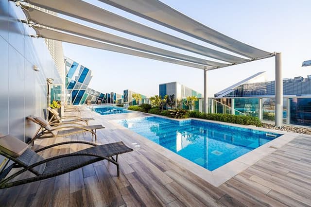 Lavish 1 BR In J One Tower, 3