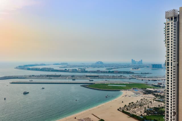 Stunning 1BR with Palm and Sea Views, 3