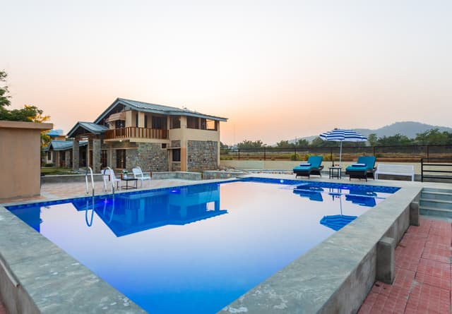 Dhela Jungle Retreat | Pet- Friendly  2-bhk + 5 suites in a mini- resort with Pool near Jhirna Safari Zone, 2