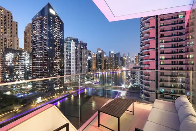 Deluxe 1BR Corner Suite with Marina Views, 4