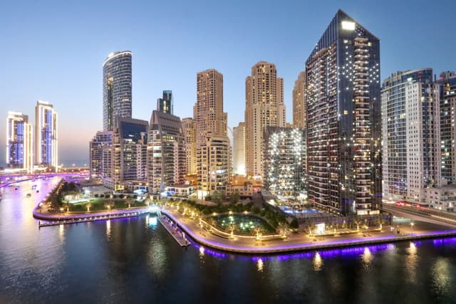 Deluxe 1BR Corner Suite with Marina Views, 3
