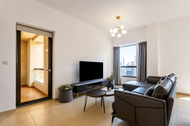Bright 1BR with Marina & City Views, 2