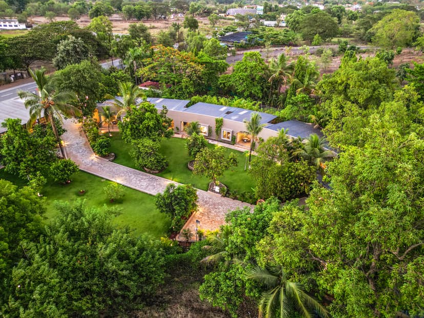 The Crescent Palm Grove | Boutique Suite in a Resort with Shared Game Room, Garden and Restaurant