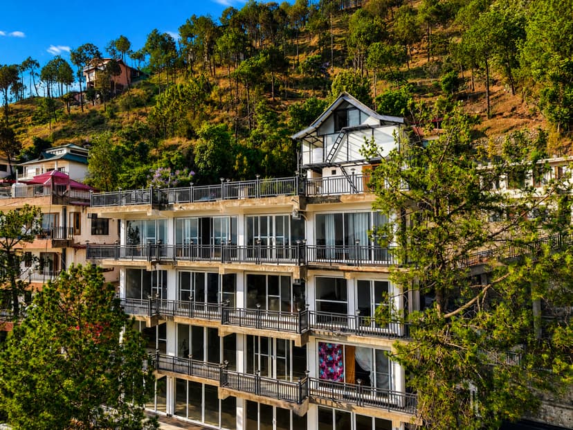 Mist & Manor Maple | Pet-friendly 6-BHK Apartment with Shared Game Zone, Outdoor Seating Areas & 360 Panoramic Views