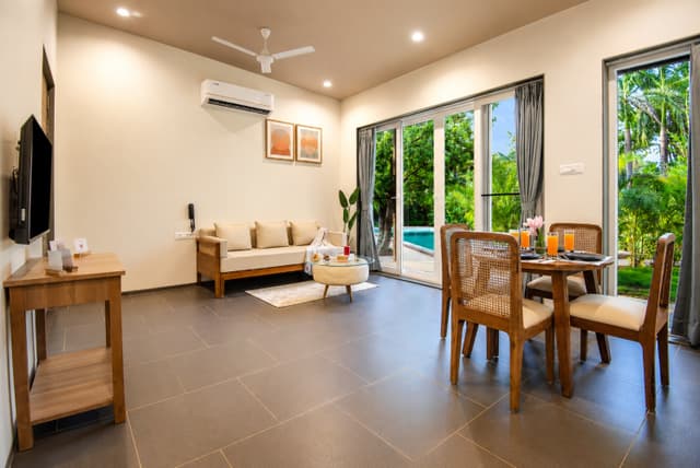The Crescent Palm Grove | Boutique Suite in a Resort with Shared Game Room, Garden and Restaurant, 4
