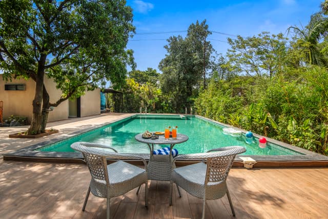 The Crescent Palm Grove | Boutique Suite in a Resort with Shared Game Room, Garden and Restaurant, 3