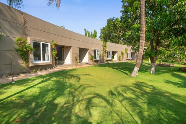 The Crescent Palm Grove | Boutique Suite in a Resort with Shared Game Room, Garden and Restaurant, 2