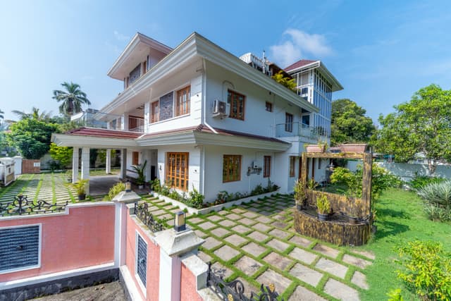 Heaven View | Contemporary 6 BHK Home with Landscaped Lawn, Garden Patio & Family Lounge near Cochin Airport, 2