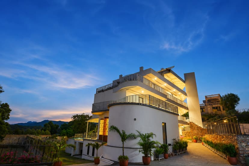 Miraan by the Lake | 5-Room, Lakeside Pet-Friendly Retreat with Infinity-Edge Pool, Lawn & Activity Room
