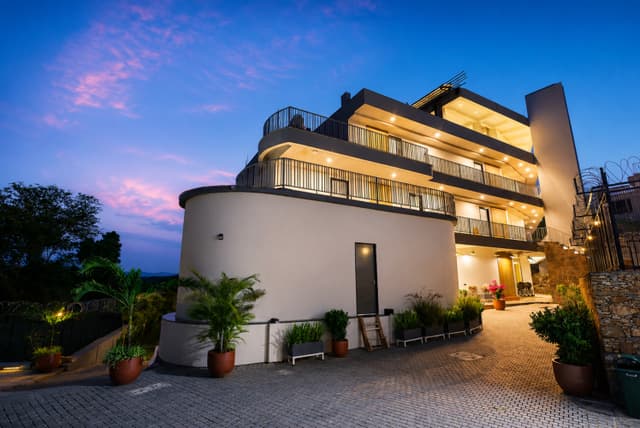 Miraan by the lake | Pet-Friendly Boutique Room with Lake View, Infinity Edge Pool, Activity Room & Garden, 2