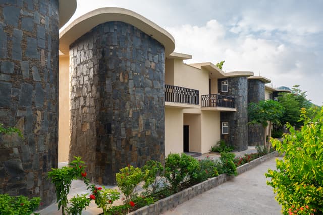 Raj Villas Astera  | Pet-Friendly 1 room suite in a resort with pool and Aravalli Hills view, 2