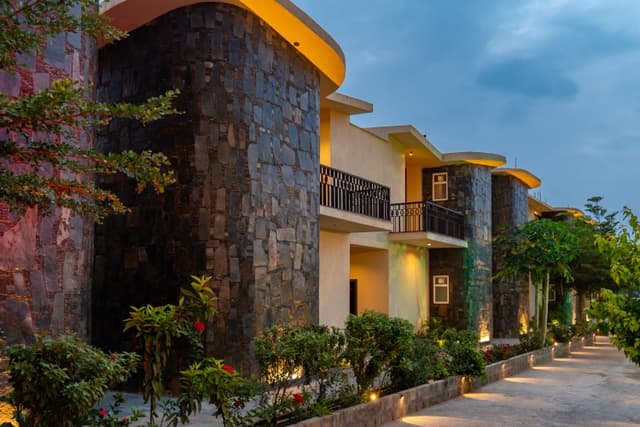 Raj Villas Aurelia | Pet-Friendly 1-Room Hotel Suite with Jacuzzi & Aravalli Hill Views, 2