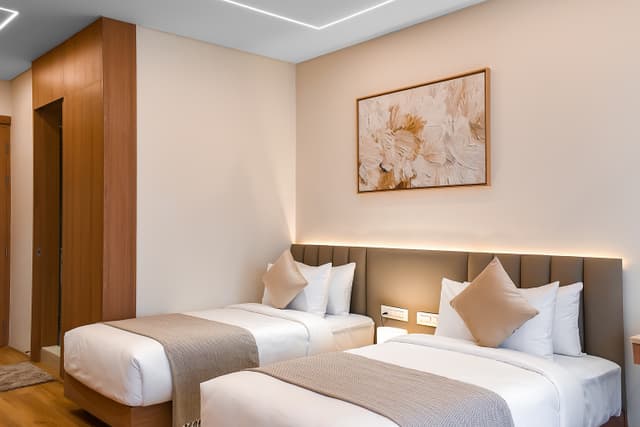 Savian Suites Aurel | Twin beds Room with Balcony Near Popular Restaurants, Bars & Clubs, 2