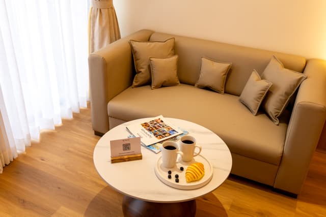 Savian Suites Aurel | Twin beds Room with Balcony Near Popular Restaurants, Bars & Clubs, 3