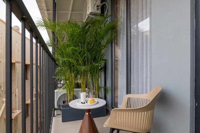Savian Suites Aurel | Twin beds Room with Balcony Near Popular Restaurants, Bars & Clubs, 4