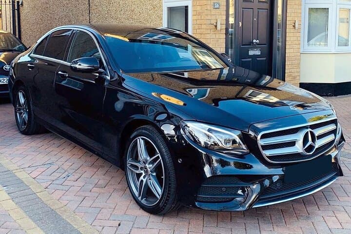 PrivateTransfer: Dubai to Dubai Airport DXB in Business Car